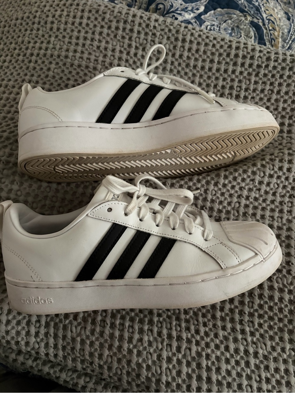 Adidas women’s sneaker size 7.5 good condition